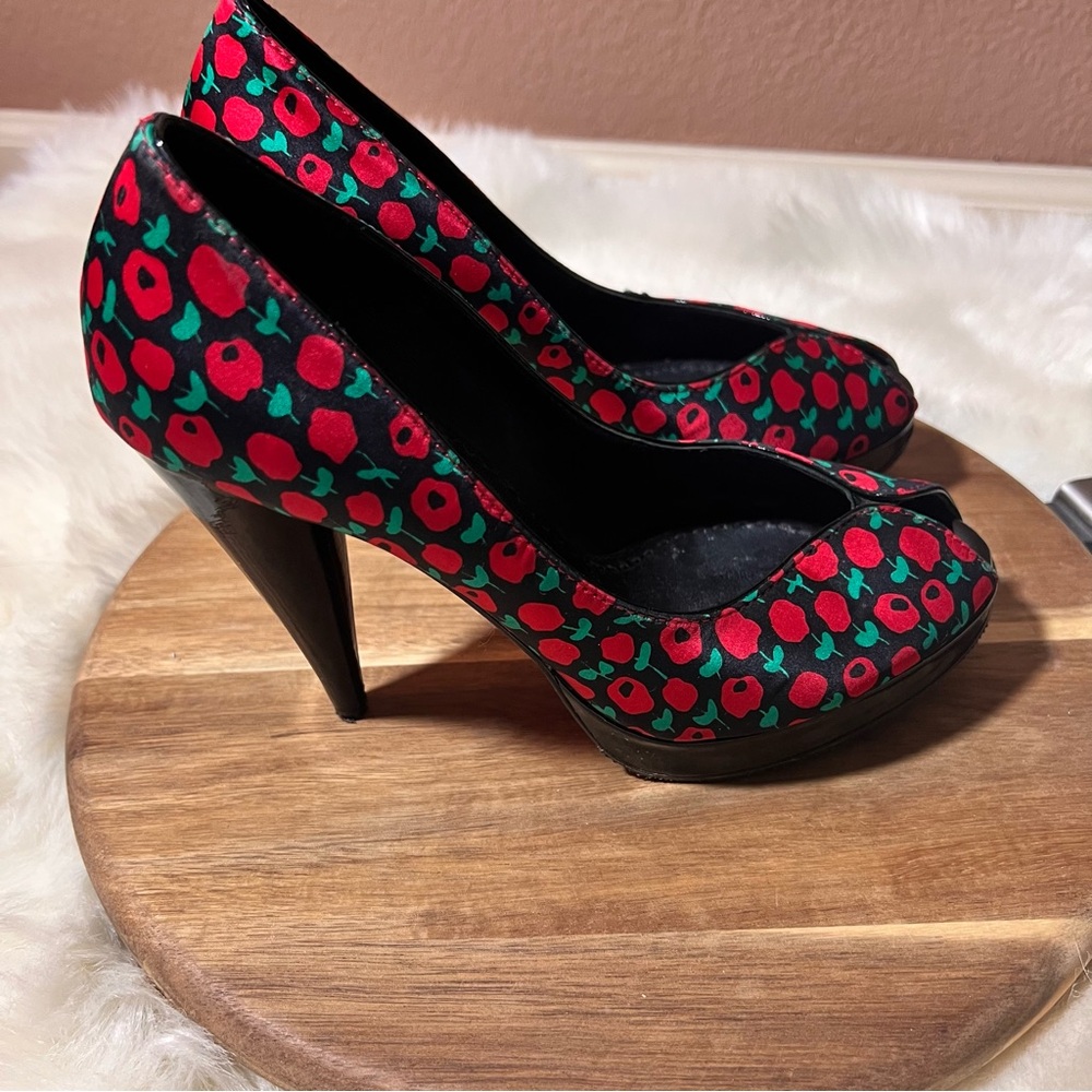 Betsey Johnson Rockabilly Stylish Red and Green Peep-Toe Heels Size 6 - Picture 3 of 12